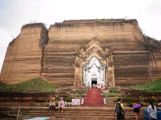 Mingun Pahtodawgyi and Floating Houses