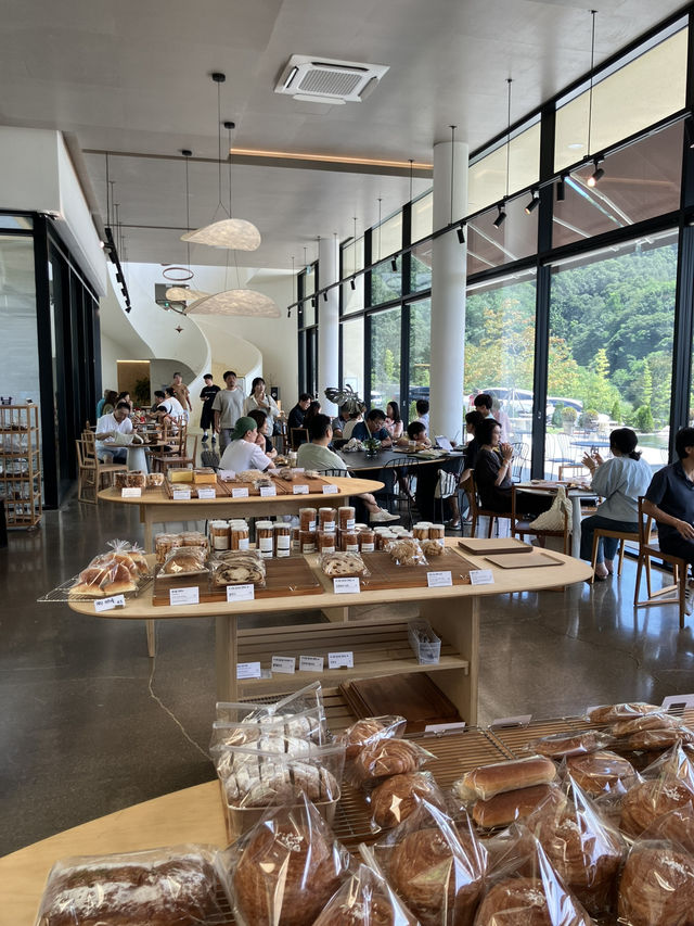 가구 쇼룸 옆, 커피 한 잔의 휴식—카페디(cafe thee)