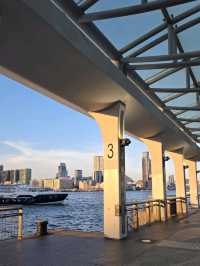 陽光下的繁華都市探索🌅🎡黃昏時分的中環碼頭