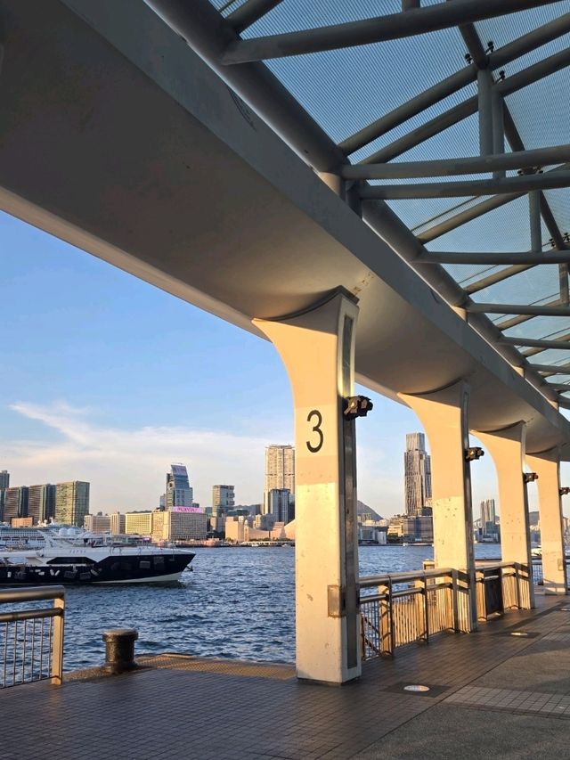 陽光下的繁華都市探索🌅🎡黃昏時分的中環碼頭