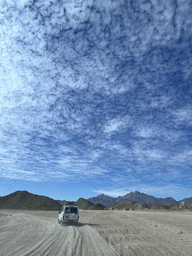 ［埃及旅遊］撒哈拉沙漠🏜️在一望無際的沙漠裡飆沙爬沙丘