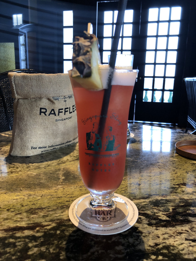 ラッフルズ・ホテル】名物カクテル「シンガポール・スリング」をロング