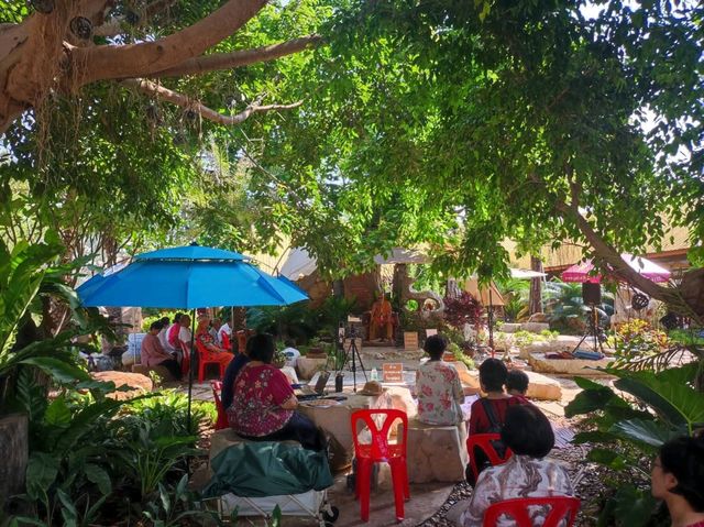 ชมปราสาทหินทราย ฟังธรรมะหลวงพ่อแดง