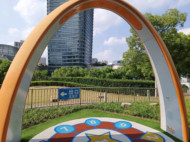北外灘彩虹橋階梯,融合城市活力與自然景觀的濱水空間。 北外灘彩虹橋階梯,融合城市活力與自然景觀的濱水空間。