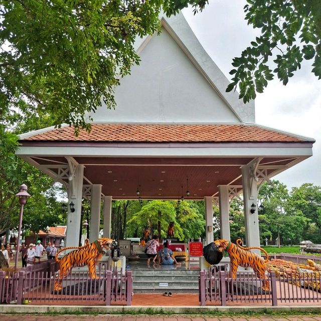 สักการะหลวงพ่อเสือที่พุทธสถานเชิงท่า – หน้าโบสถ์