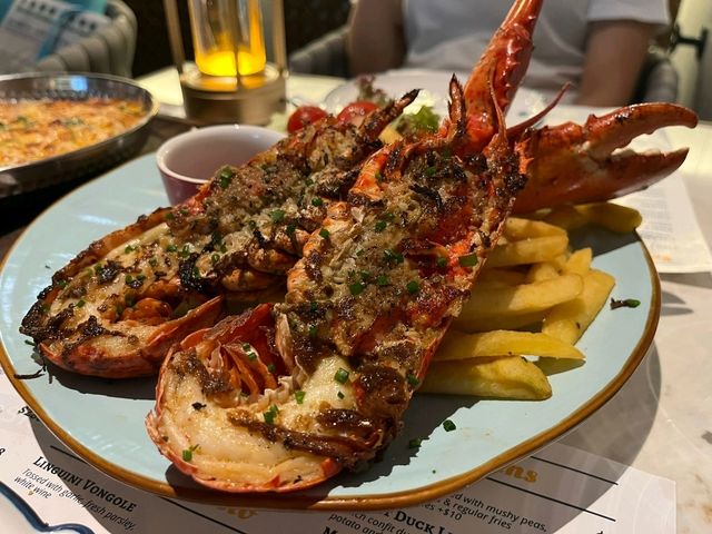 西營盤西式餐廳出名吃烤龍蝦🦞正呀喂😋焗龍蝦通粉芝士超拉絲超香濃💞💯