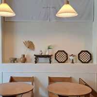 【東京/新大久保🇯🇵】石臼挽きのコーヒーと韓国伝統菓子を楽しむ癒やし空間✨️METDORU CAFE