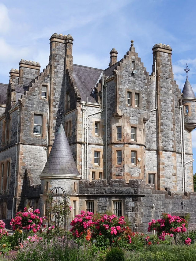 遊客排隊親石頭還要收費/布拉尼城堡