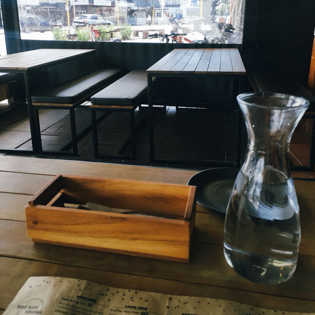 Mae Nam Khong Thai Restaurants: ร้านไทยอร่อยเริศ