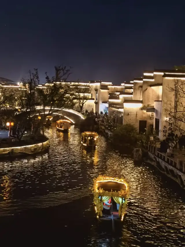 สัมผัสเสน่ห์เมืองโบราณใต้แสงสีสุดอลังการที่เจียงซี