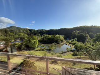 🚗 2026 日本東北自駕:8 天 7 夜完整行程手冊
📅 第 1 天:5/08 (五) | 仙台啟程,前往平泉
· 12:00 仙台機場取車,正式出發。
· 14:30 平泉・中尊寺:直接開車至「金色堂」旁停車場。
· 16:30 嚴美溪:欣賞溪谷景觀。
· 🏨 住宿:美人の湯 山王山温泉 瑞泉郷 (021-0101 岩手県一関市厳美町下り松65-2)
📅 第 2 天:5/09 (六) | 猊鼻溪與龍泉洞
· 10:00 猊鼻溪遊船(約 90 分鐘):長輩輕鬆坐船聽民謠。
· 15:00 龍泉洞:探訪日本三大地底湖,看神祕藍色燈光。
· 🏨 住宿:Jodogahama Park Hotel (海濱淨土公園酒店) (027-0001 宮古市, 岩手縣)
📅 第 3 天:5/10 (日) | 盛岡城跡與名物冷麵
· 11:30 盛岡城跡公園:欣賞石牆與新綠。
· 12:30 午餐:品嚐盛岡名物「盛岡冷麵」。
· 17:00 抵達八甲田山中飯店。
· 🏨 住宿:Hotel Jogakura (城倉酒店) — 第 1 晚 (030-0111 青森市, 青森縣)
📅 第 4 天:5/11 (一) | 奧入瀨溪流與十和田湖
· 10:00 奧入瀨溪流:沿溪流開車,定點停靠「銚子大瀑布」拍照。
· 12:30 十和田湖:搭乘遊船欣賞火山口湖壯麗景致。
· 🏨 住宿:Hotel Jogakura (城倉酒店) — 第 2 晚
📅 第 5 天:5/12 (二) | 弘前賞花與朋友送站
· 10:00 弘前蘋果公園:看萬株白色蘋果花盛開,遠眺岩木山。
· 15:30 送朋友至「新青森站」:朋友在此搭乘新幹線離開。
· 🏨 住宿:Hotel Jogakura (城倉酒店) — 第 3 晚
📅 第 6 天:5/13 (三) | 田澤湖環湖與懷舊分校
· 13:00 田澤湖遊覽:於「辰子金像」與「御座石神社」鳥居合影。
· 15:00 回憶的潟分校:探訪懷舊木造校舍。
· 🏨 住宿:田澤湖高原溫泉 涼廊愛利斯 (〒014-1201 秋田県仙北市田沢湖生保内字駒ケ岳2-32)
📅 第 7 天:5/14 (四) | 角館古街與仙台最後購物
· 09:30 角館武家屋敷:漫步於「小京都」黑牆街道,參觀古老宅邸。
· 12:00 午餐後準備離開秋田。
· 13:30 開車返回仙台:經由高速公路約 2.5 小時車程。
· 16:00 抵達仙台飯店 Check-in:建議選在仙台車站(西口)附近的飯店。
· 16:30 長輩購物時間:
· 帶長輩前往 S-PAL 仙台(與車站連通)或 仙台一番町商店街。
· 將他們安置在百貨公司或大型藥妝店後,您獨自開車去還車。
· 18:00 晚餐會合:還車後回商店街與長輩會合,享用最後一晚的仙台牛舌大餐。
· 🏨 住宿:(建議:仙台大都會飯店或車站周邊飯店)
📅 第 8 天:5/15 (五) | 仙台市內最後衝刺 — 機場
· 09:00 最後購物補貨:
· 車站內的 百貨公司 或 土產店 作最後掃貨。
· 11:15 搭乘公共交通工具:
· 從「JR 仙台站」搭乘 【仙台機場快速線 (Sendai Airport Access Line)】。
· 車程僅需 17-25 分鐘,直接抵達機場航廈,對長輩來說最省力。
· 12:00 抵達仙台機場:辦理登機手續,進行最後退稅或機場免稅店採買。
· 14:30 航班起飛,帶著滿滿回憶平安返家。
