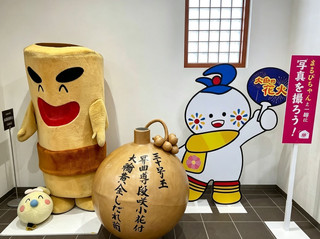 🎆大曲全國花火競技大會|秋田大仙 日本三大花火頂級盛事

講到日本花火,真係唔可以唔提大曲花火!✨ 每年8月,呢場全國級嘅頂盛賽事都會係秋田縣大仙市雄物川河川敷舉行,全國最強花火師齊集一堂,每一發煙火都係實力 showdown,秋田夏天最轟動嘅打卡活動之一!

🔥大曲全國花火競技大會
📅 日期:2026年8月29日
📍 地點:秋田縣大仙市大曲雄物川河川敷  
(地址:Akita-ken, Daisen-shi, Omagari, Kawaramachi)
🕒 活動時間一般由傍晚 17:00 左右開始,重頭煙火大約晚上 19:00-21:00

🌟亮點必睇
· 日本三大花火大會之一,全國頂尖花火師現場大比拼,競技睇到目不暇給
· 巨型大玉煙火連環爆發,衝擊力滿分,拍片影相一流
· 音樂配合主題煙火,氛圍超 High!畫面感 max
· 現場有超多祭典攤位,盛夏人海,穿住浴衣行街,打卡零死角

🚄交通情報
· JR:坐到JR大曲站,落車之後步行約15‑20分鐘就到會場河邊
· 東京出發:搭新幹線直達大曲站,3小時內到埗好方便
⚠️重點提示:花火當日真係人山人海,公路會 jam 到爆炸,所以唔建議自駕!JR會加密班次,但現場排隊等車都要預心理準備。

📸打卡影相位攻略
· 💺 河川敷收費指定觀覽席:無遮擋靚位,觀賞、影相同時滿足!但要參加抽選同預早買飛,真係手快有手慢冇。
· 👥 河川敷免費區:人多多多,預早去先霸到靚位,啱晒想感受現場爆谷 vibe 嘅朋友。
· 🏞 周邊高地展望點:避開人海,拍到全場大景,但景觀就會有距離感。

🏨周邊住宿推介
· 大仙市/大曲市區酒店:步行去會場超近!但花火日房價爆升、極快爆滿,建議提前半年 book 定。
· 秋田市區住宿:大曲訂唔到可以揀秋田市,搭JR約40‑50分鐘,但要預晒散場時段交通會好擠。
· 周邊溫泉旅館:睇完花火返旅館 soak 下溫泉,放鬆到爆!

🍜秋田大仙美食必食
· 秋田稻庭烏冬:爽滑彈牙,東北必食名物
· 秋田比內地雞:雞肉鍋、串燒都超好味
· 祭典小食:祭典攤檔有炒麵、大阪燒、棉花糖一齊歎
· 秋田清酒:地道酒廠出品,飲完想再飲!

🗺️順遊行程推介|秋田3日2夜 Plan
Day1:東京新幹線直達大曲→City walk→傍晚入場感受煙火盛事→夜宿大曲
Day2:角館武家屋敷遊江戶古街→田澤湖湖畔 chill 一下
Day3:男鹿半島拜會生鬼文化→回程

💡貼心小 Tips
· 收費觀覽席一定要上官方抽選,有時一票難求,記得 check 官網開抽日子
· 現場沙地濕草,帶定地墊、驅蚊液同自己水樽
· 晚上河邊風大,記住帶外套!東北8月晚晚都幾涼,唔好著住浴衣就當冇事
· 當天如遇惡劣天氣,活動有機會延期,務必出發前查清楚官方最新消息
· 散場有數萬人一同離開,建議等人潮散啲再走,或者預定多啲時間慢慢行

秋田大曲花火,每年都係最 WOW 夏日體驗,要親身睇過先知咩叫做真正日本煙火盛宴!🎇

#大曲花火大會 #秋田旅行 #日本三大花火 #大仙市 #日本夏日祭 #日本自由行