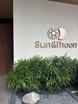 คาเฟ่มาเลเซีย ต้องห้ามพลาด ⭐️
SUN AND MOON Best Brunch Restaurant KL เป็นร้านอาหารและคาเฟ่ระดับพรีเมียมสไตล์ Modern Malaysian & Western Comfort Fusion ตั้งอยู่ใจกลางกรุงกัวลาลัมเปอร์ ย่าน Imbi ใกล้กับห้างหรู The Exchange TRX.
.
.
👍🏻ร้านนี้โดดเด่นด้วยคอนเซปต์ "Two Moods" ที่เปลี่ยนบรรยากาศไปตามช่วงเวลาของวันอย่างลงตัว:ภาคกลางวัน (Sun Menu): คาเฟ่เรือนกระจกบรรยากาศอบอุ่น แสงแดดส่องโปร่งสบายเหมาะสำหรับมื้อบรันช์และการถ่ายรูป.ภาคค่ำ
(Moon Menu): บิสโทรแอนด์บาร์สุดชิก ไฟสลัว พร้อมเสียงดนตรีสดและแจ๊สเบา ๆ เหมาะสำหรับดินเนอร์สุดโรแมนติก
.
.
🍽️ เมนูแนะนำ (Signature Dishes)เมนูของร้านสร้างสรรค์โดยทีมเชฟผู้อยู่เบื้องหลังร้านระดับเชฟเทเบิลชื่อดัง (Eat and Cook) จึงมั่นใจได้ในรสชาติและวัตถุดิบ:
Sun & Moon Big Breakfast: เสิร์ฟซาวโดวจ์อบสดใหม่ ไข่คนเนื้อเนียน ไส้กรอกไก่สูตรโฮมเมด เห็ดผัด และมันฝรั่งทอด.
Prawn Galette: แป้งเครปบัควีตฝรั่งเศส ท็อปด้วยกุ้งลายเสือตัวโต ไข่คนเนื้อนุ่ม และซอสมายองเนสบิสก์รสเข้มข้น.
Honey Duck & Velvet Egg: เป็ดรมควันรสหวานเค็มกลมกล่อม ทานคู่กับไข่คนเนื้อละมุนบนขนมปังซาวโดวจ์.
Signature Egg Tart: ทาร์ตไข่สูตรเด็ดที่แป้งพัฟซาวโดวจ์กรอบเป็นเลเยอร์ และมีไส้พิเศษหมุนเวียนตามฤดูกาล เช่น ไส้ไข่เค็ม และไส้ชาไมโล.
London Float: เครื่องดื่มซิกเนเจอร์ยอดนิยมที่คนชอบสั่งมาลิ้มลอง
