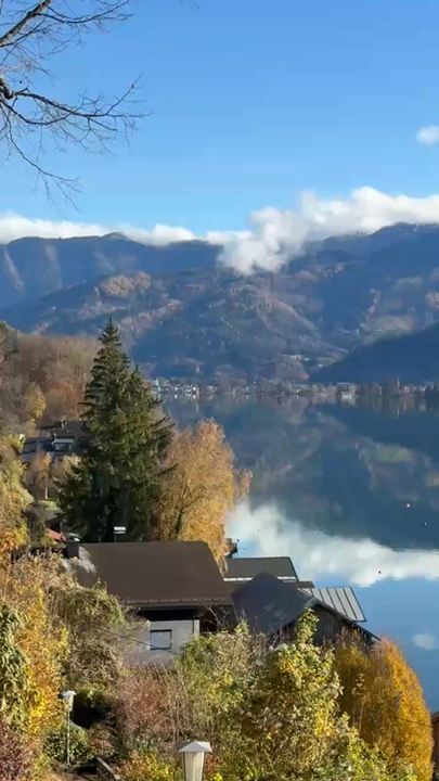 🏔️ #austria St. Wolfgang 聖沃夫岡:靚到沉船嘅仙境!其實比 Hallstatt 仲要靚🇦🇹✨
講到奧地利湖區,好多人都淨係識 Hallstatt,但其實隔離嘅 St. Wolfgang(聖沃夫岡) 先至係內行人心目中嘅天花板!嗰種山水交融、帶點星霧朦朧嘅仙氣,靚到真係一眼沉船,完全唔輸 Hallstatt!
📸 必去打卡亮點
 星霧朦朧嘅絕美湖山: 湖水完美倒映住阿爾卑斯山脈,加上若隱若現嘅晨霧/雲霧,嗰種天然濾鏡嘅詩意感,比起單純嘅晴空仲要迷人!  
 童話湖畔小鎮: 經典嘅歐陸木屋同古老教堂沿住湖岸錯落有致,隨手一拍都係高級感爆燈嘅風景大片。  
 湖光山色慢活遊: 坐住木船遊湖或者喺湖邊木棧道漫步,寧靜又寫意,真係 Chill 到唔捨得走
上年11月初去完而家已經想再去啦 #歐洲旅行攻略 
