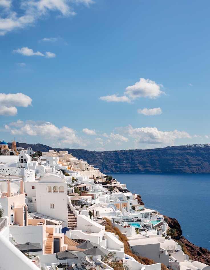 Forever Chasing the Aegean Blue: Why Oia is My Ultimate Repeat Destination