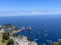 Day overlooking the beautiful view of Capri 🇮🇹