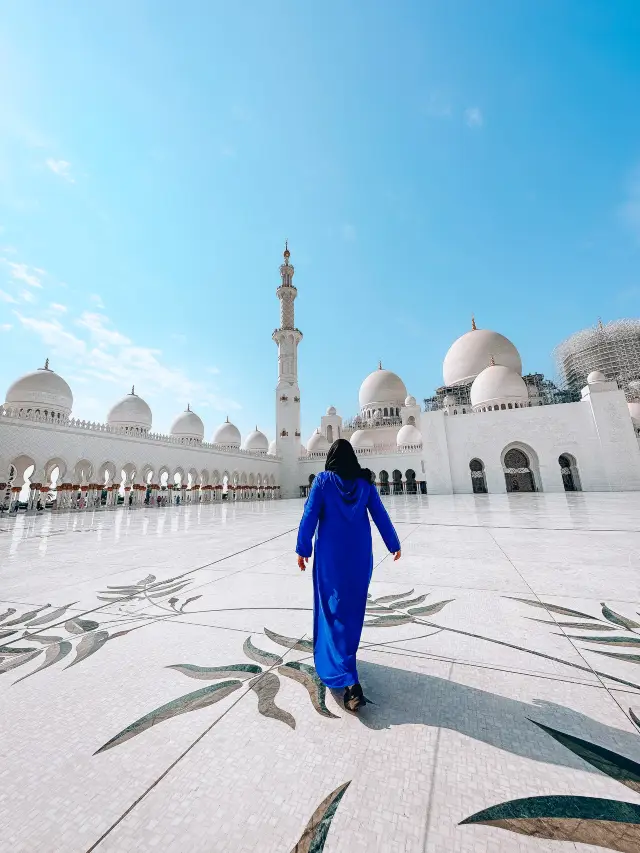 The world's largest Mosque in Abu Dhabi 🤩
