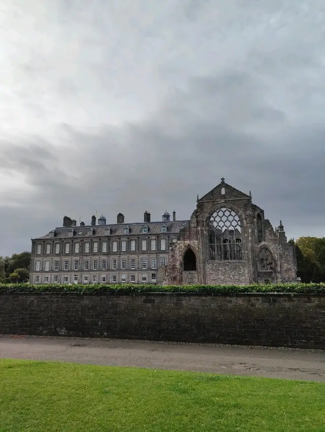 The Palace of Holyroodhouse: A Quiet Majesty Beneath the Crags