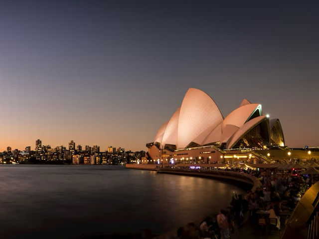 🍁 Sydney Opera House – Coastal Autumn Breeze 