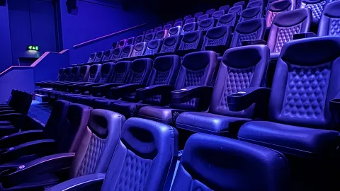 レディング中心部で一番心地よい映画体験を。食事もバーも快適シートも揃う「ビスケット・ファクトリー」 — traveler post in レディング