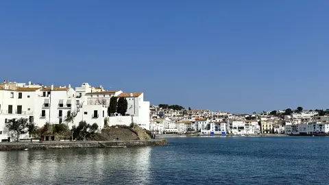 Cadaques (Cadaqués ตั้งอยู่บนชายฝั่ง Cap de Creus — traveler post in Cadaques
