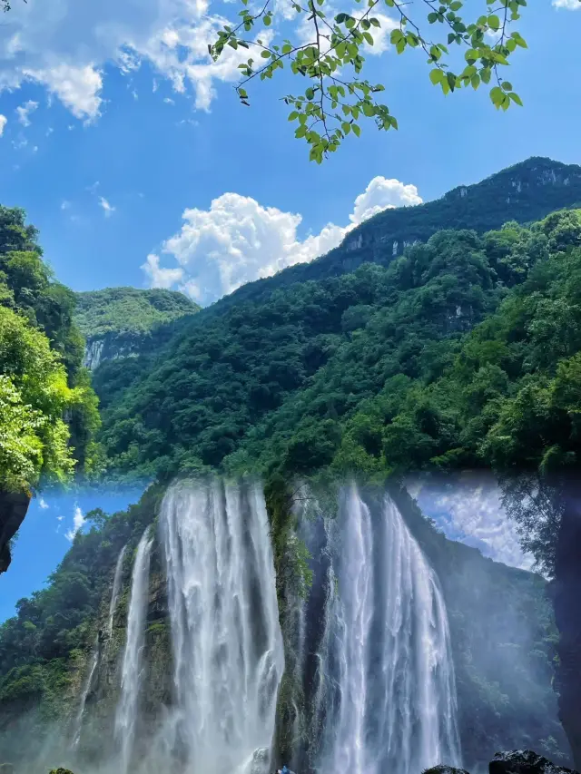 Poetry and painting Yichang, one of China's top ten waterfalls, the Three Gorges Waterfall