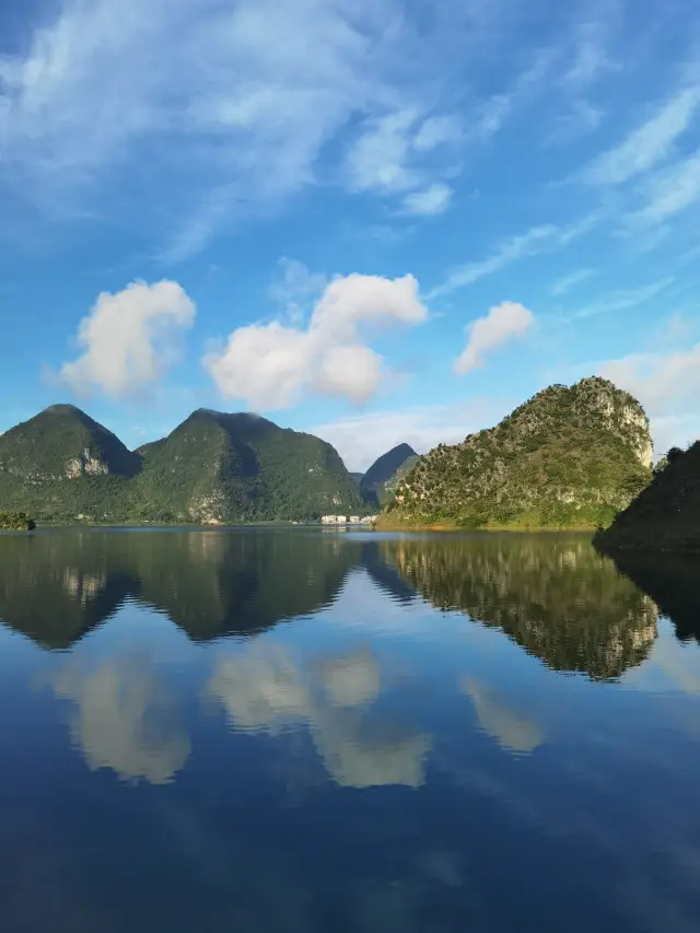 Quyang Lake is beautiful! I really like the green mountains and rivers here and the local customs