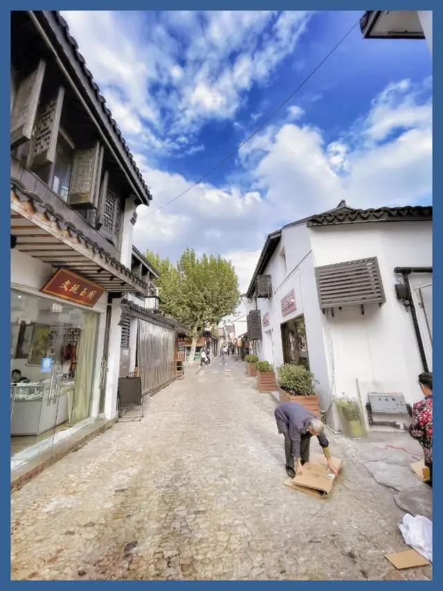 Step into Zhouqiao to explore the ancient and quaint Ming and Qing ancient towns in search of the imprint of Jiangnan civilization