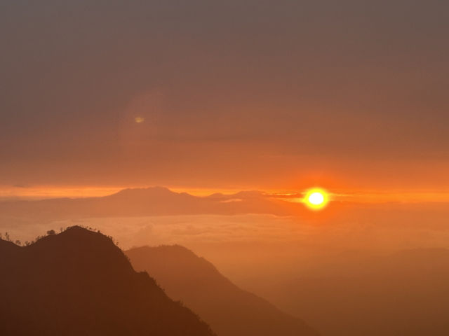 在Bromo火山迎接新年的第一道曙光