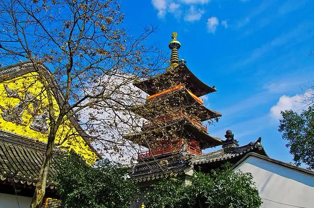 Outside Suzhou City, there is the Hanshan Temple, where the midnight bell tolls reach the guest boats