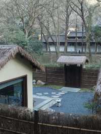 跋山涉水，住進這間中式禪意民宿～|。
