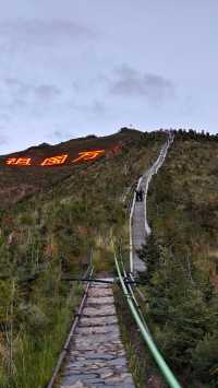 登上了拉薩4200m的南山公園