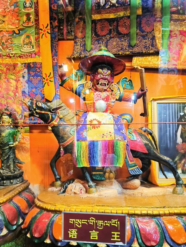 魅力西藏，藏傳佛教寺廟——強巴林寺。