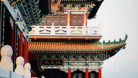 Kuil Yangjiang Feilong | Tempat perlindungan spiritual antara pegunungan dan laut. — traveler post in Yangxi County
