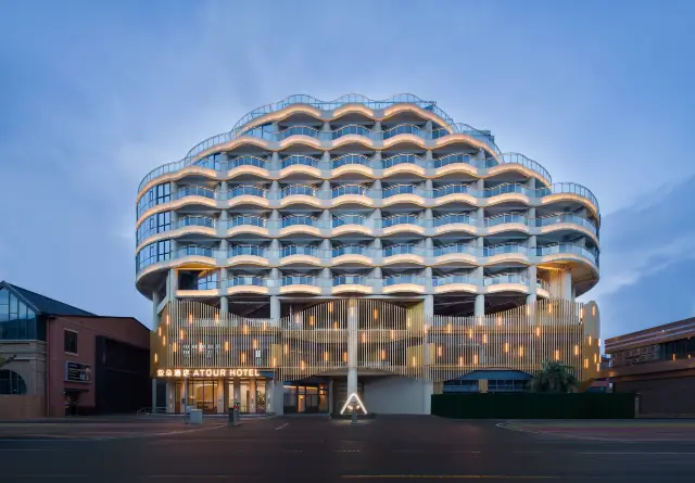 Atour 4.0's first store in South China, a luxurious secret realm in the clouds. 