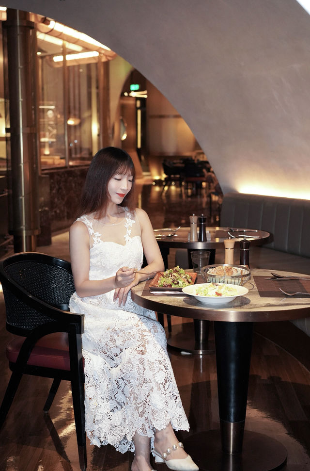 園博園傲途格酒店內的美味洞穴西餐廳。