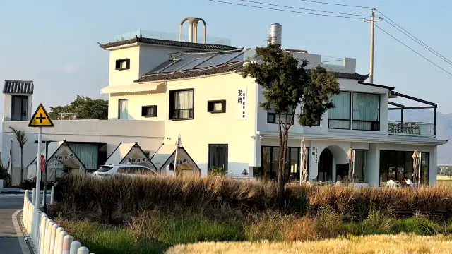 Maiyu Hotel, Xizhou, Dali: A Relaxing Time in the Fields