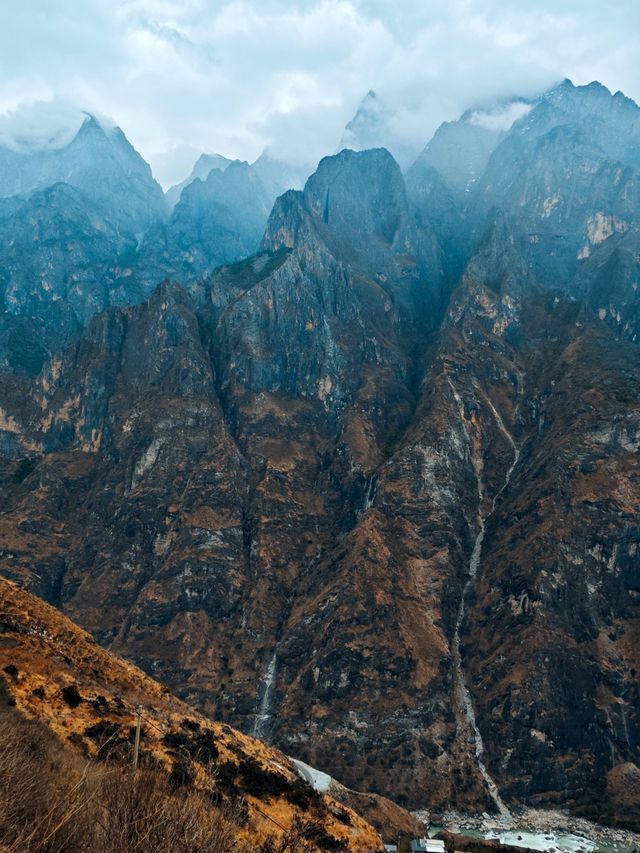 虎跳峽高路徒步攻略，全球十大經典徒步路線