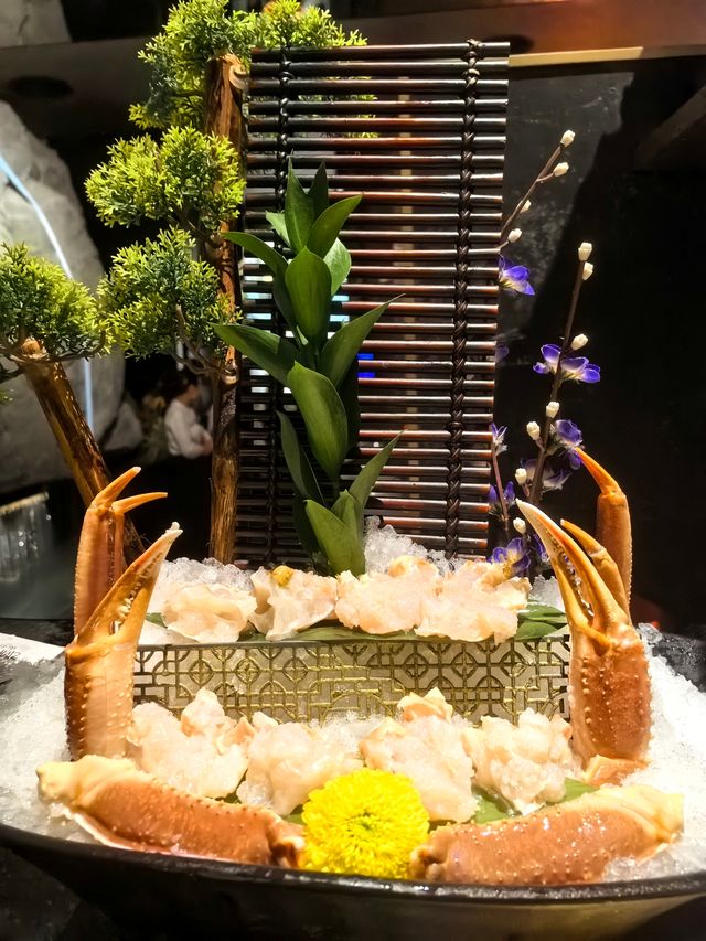 雲端秘境瀑布包間宴遇頂級雪蟹的奢華饗宴