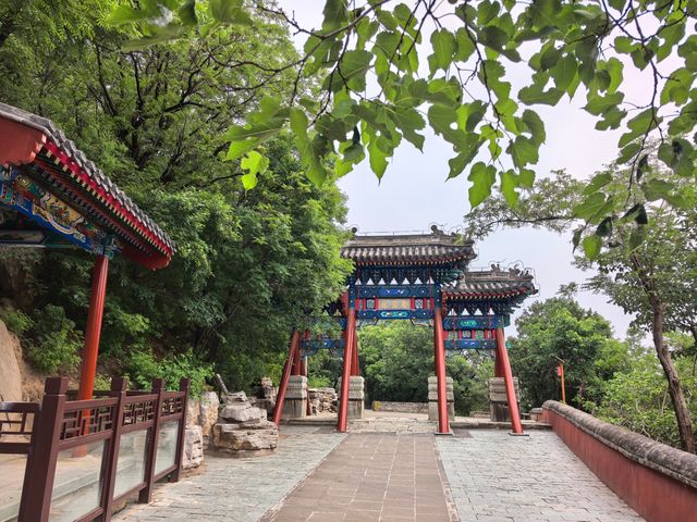 登山，由西山國家森林公園穿越至八大處公園。