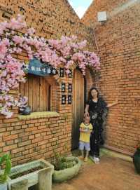 超級無敵好影嘅酒店同景區 冇得輸 彌勒東風韻藝術小鎮與美憬閣精選酒店係雲南紅河州彌勒市嘅一處獨特度假勝地，融合咗藝術、自然同奢華體驗。