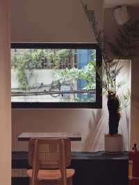 日光隨機灑落窗外老屋綠植之間，如夢境般奇幻。