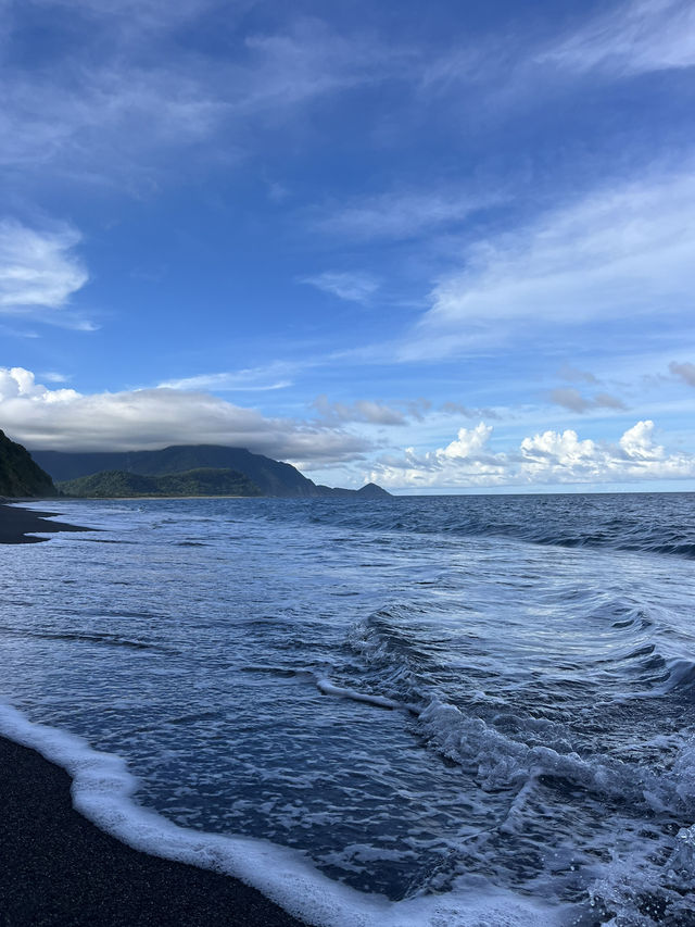 When mountain meets the sea⛰️🌊🌿