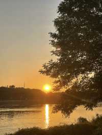 在半島世界酒店，偶遇秋日最美江濱公園