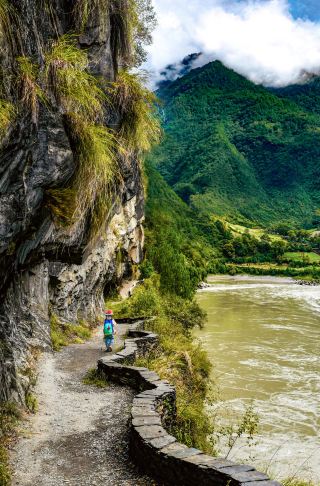 雲南霧里村｜子供連れで怒江の崖沿いをトレッキング、雲南茶馬古道を歩く