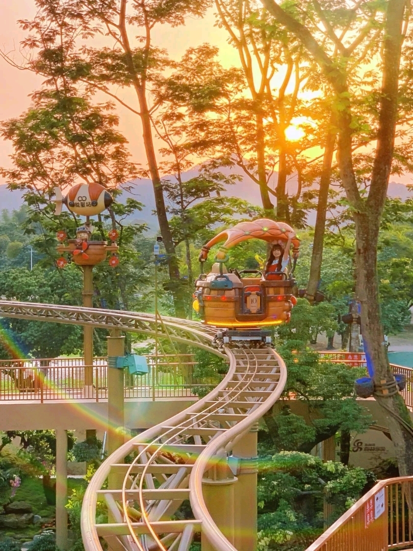 Asli, aku takjub banget sama taman hutan yang baru buka di Guangzhou ini 😭

Sunset Coaster 🌅, Pantai Main Air 🏖, Hewan-hewan Lucu 🐼
Panjat Tebing 🧗, Taman Indoor 🧊, Wahana Outdoor 🎡... Semuanya ada di sini!

Ditambah lagi, tamannya rindang banget karena banyak pepohonan 🌲
Ada kanopi raksasa juga buat pelindung panas dan hujan
Jadi tetep bisa seru-seruan meskipun lagi musim panas~

· 

🎡 Wahana yang Wajib Dicoba

🔸 Forest Coaster
Versi 'Twilight Forest'-nya Guangzhou dari 'Sunset Coaster' 🌇
Sangat disaranin naik pas matahari terbenam pas cuaca cerah! Cakep banget buat difoto~

🔹 Animal Elf Valley
Banyak hewan lucu yang berkeliaran bebas
Bisa foto bareng burung nuri, main sama capybara
Lemur ekor cincin dan meerkat bakal ngikutin orang karena penasaran 🐒

🔸 Forest Dragon House
Rumah-rumah kayu kecil di sepanjang jembatan kayu hutan
Berasa masuk ke dunia komik, estetik banget buat foto-foto pas siang hari 📸

🔹 Eye of the Forest Sea
Naik bianglala 🎡
Kamu bisa liat seluruh pemandangan taman + gunung dan hutan hijau + air terjun besar dari kejauhan

🔸 Forest Dragon Indoor Kingdom
Area bermain anak indoor yang luas banget dan adem
Anak-anak pasti betah main seharian di sini~

🔹 Flower Mirror Forest
Hutan lautan bunga yang berkabut
Bisa foto bareng Sunset Coaster dalam satu frame juga 🌷

🔹 Elf NPC
Kalau ketemu "peri-peri" di sana, jangan lupa ajak interaksi dan main game
Bisa tukar koin hutan sama hadiah lho 🎁

🔹 Water Play Beach
Nggak perlu jauh-jauh ke pantai 🌊
Di sini ada pantai pasir putih yang luas dan teduh buat main air atau main pasir

🔸 Berbagai Pertunjukan
Parade migrasi hewan, Karnaval Hutan
Pertunjukan coaster, mobil hias, tarian peri... suasananya meriah banget 🎉

· 

🍧 Makanan & Penginapan
Ada banyak restoran di dalam taman yang menyajikan masakan Kanton, camilan, dan makanan penutup
Kamu juga bisa menginap di hotel dalam area taman, dapet akses gratis ke area main air + taman hutan. Nginep semalam biar bisa puas main dua hari full~

· 

📍 Guangzhou Forest Sea Forest Park
🚗 Disarankan bawa kendaraan pribadi ke parkiran P1/P2/P3

Asli, worth it banget buat dikunjungi weekend ini 🔥