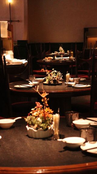 Visiting Shanghai and want authentic Shanghainese cuisine without the risk of a tourist trap? Quanmao Shanghai Cuisine is a place locals often bring their friends to.
The environment is quiet and features private rooms, making it perfect for dining with elders or friends. I took my parents there last time, and they praised my choice of restaurant~
Must-orders: Crab Roe Soup Dumplings 🦀 / Lime Stir-fried Shrimp 🦐 / Scallion Braised Gourd Duck 🦆 / Shanghai Braised Pork Belly /
The price per person for private rooms is reasonable, much more reliable than tourist trap restaurants.
Take Metro Line 2/10 to East Nanjing Road Station, which connects directly to Henderson Metropolitan. The restaurant is on the 3rd floor, so you can eat right after shopping without having to be out in the sun 🌞
Friends planning to visit Shanghai, feel free to save this ⭐
