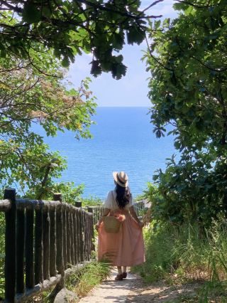 This is Dalian right now!!
Taking advantage of the beautiful sunny morning today~
(Also, because it's the weekend, I only dared to go to a niche spot...
So I went to Xiaoliangwan 🌊 and was truly blown away by the beauty!!
The water today is incredibly clear!! And it's so green!
There really aren't many people here, even on a weekend~
·
📷 Tips:
1️⃣ Take a 🚗 directly to Xiaoliangwan. It only takes a few minutes to walk down from the boardwalk to the photo spot in picture 1. It's not far—just a few more minutes if you walk quickly to the beach!! It's really not tiring! The scenery is great!
2️⃣ I came in the morning~ There weren't many people! The photo spot in the picture was empty, so I didn't have to wait at all!! (The traffic on the way here was really bad, and I thought I wouldn't be able to take any photos on a weekend~ But once I got there, there really weren't many people~ If you like taking photos, try to arrive by 4:00 PM or 5:00 PM at the latest, otherwise the sun won't hit the ocean, and you won't be able to capture that "glass sea" look.)
·
📍 Xiaoliangwan