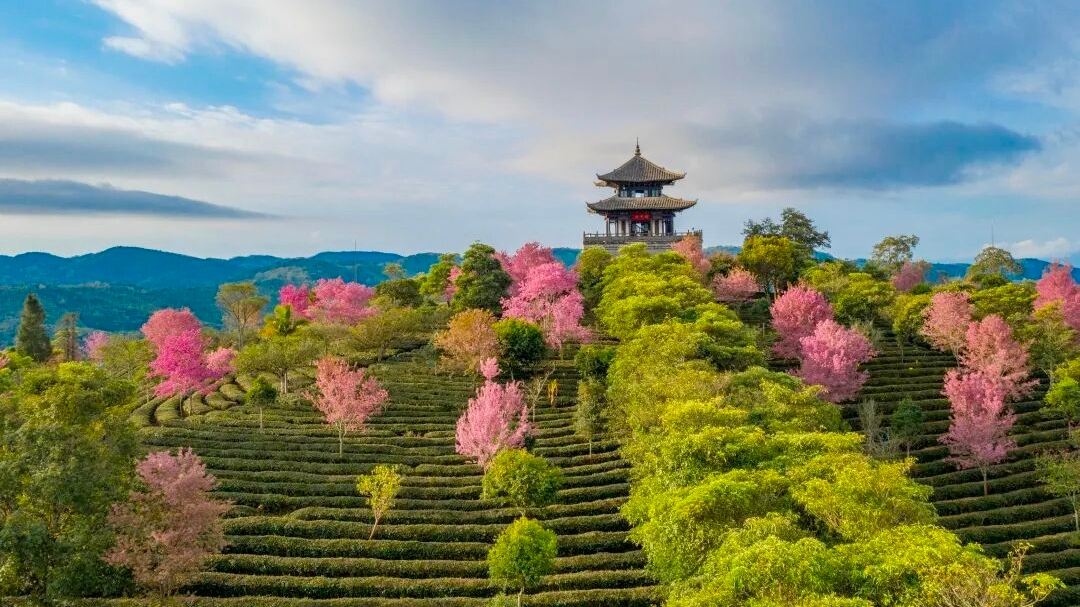 บันทึกภาพหมู่บ้านบนภูเขาในยามเช้า
