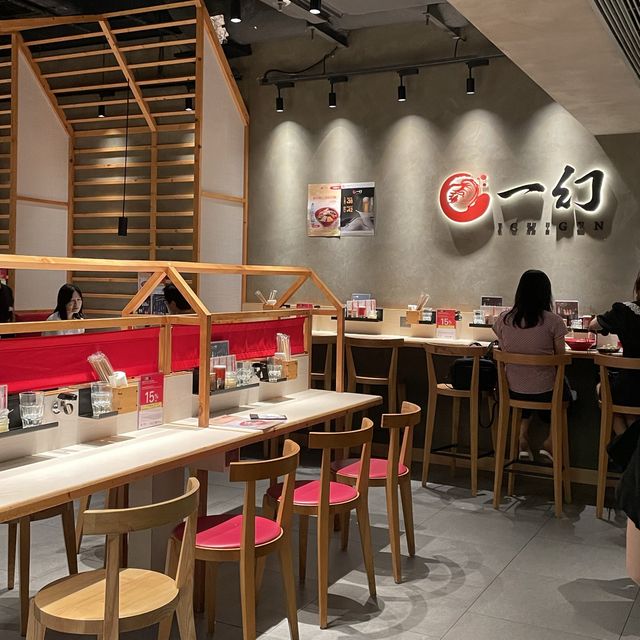 香港尖沙咀｜維港夜景配一幻濃蝦湯拉麵🍜